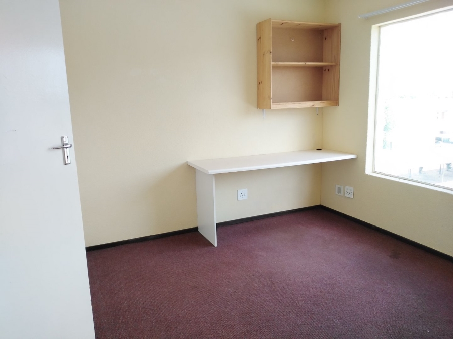 To Let 1 Bedroom Property for Rent in Kannoniers Park North West